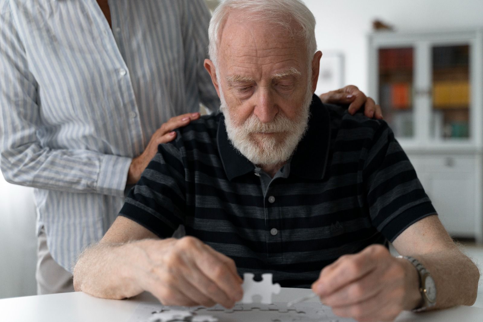 Fevereiro Roxo acende alerta para o avanço do Alzheimer no Brasil e reforça a importância do diagnóstico precoce