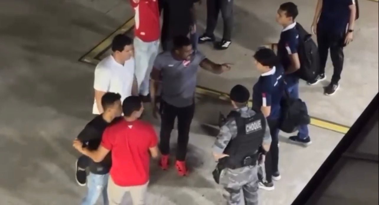 Diretoria do Vila Nova cobra Eduardo Tomaz após polêmica no clássico