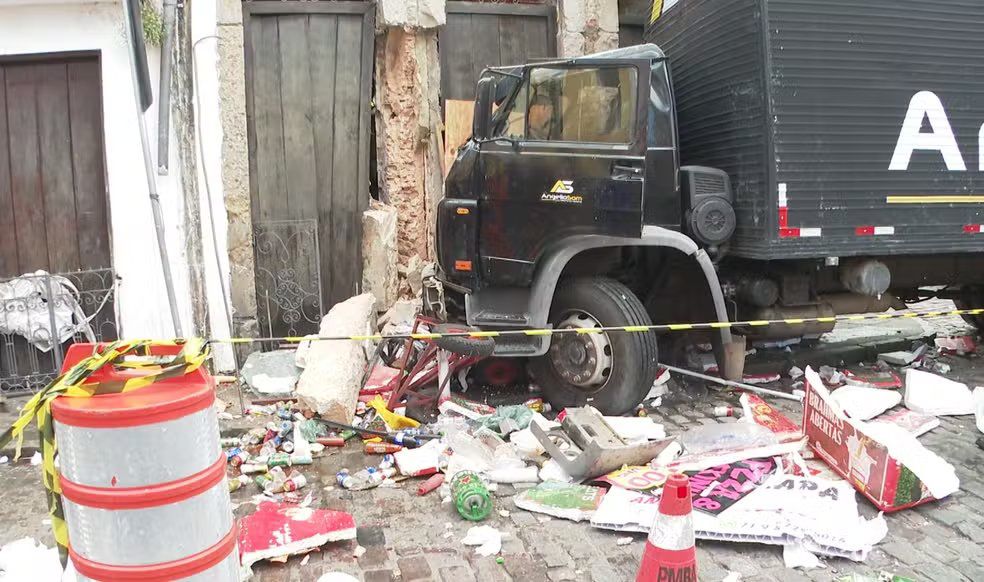 Caminhão desgovernado atinge barracas e museu no Pelourinho em Salvador