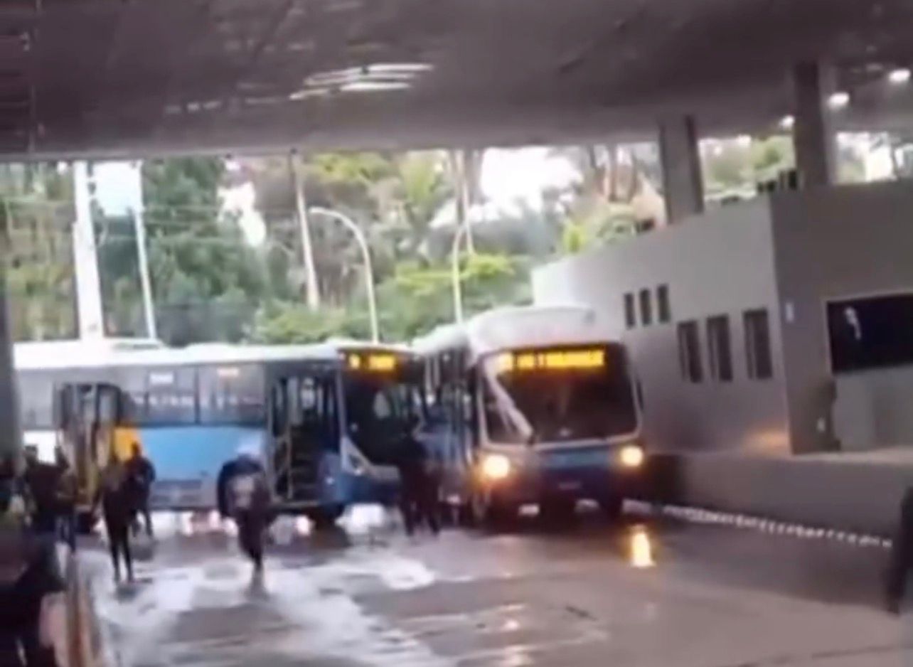 Colisão entre ônibus bloqueia acesso ao Terminal Praça da Bíblia em Goiânia