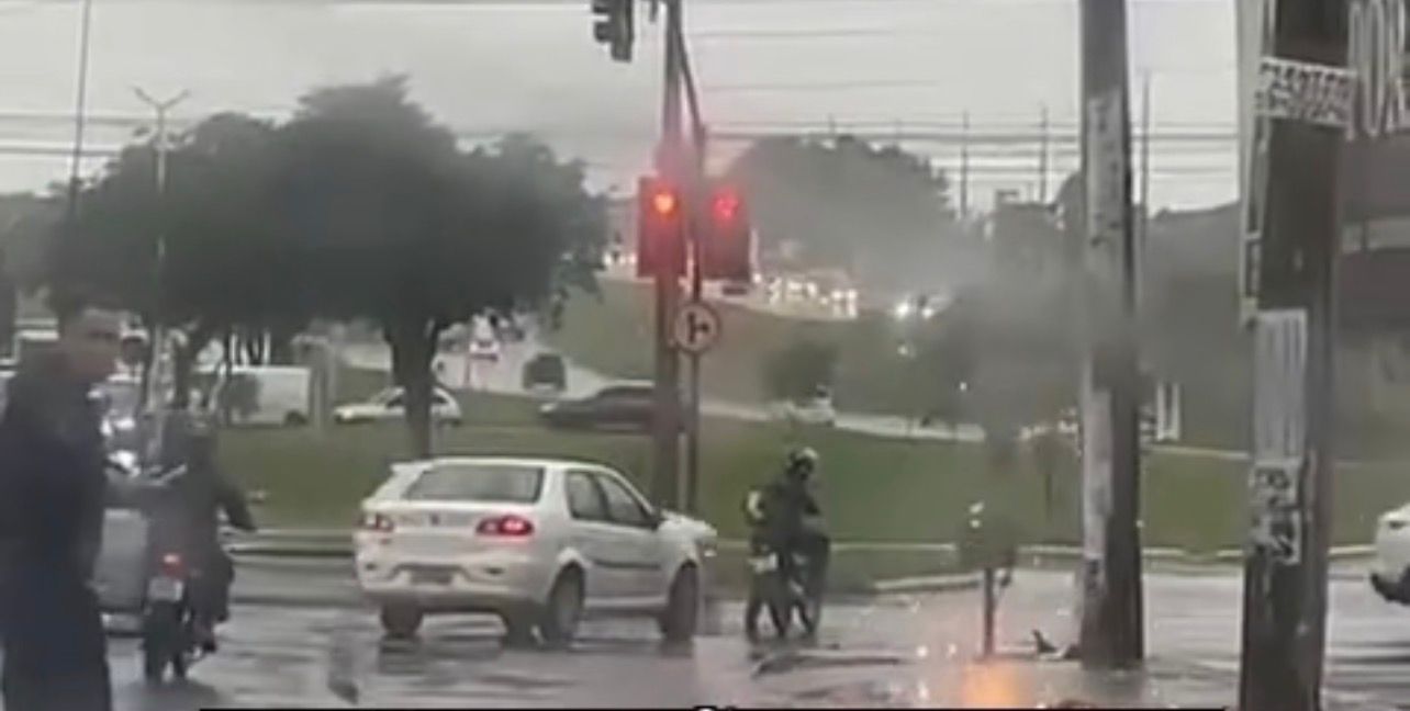 Cabo de energia rompido e energizado causa risco na Avenida Cruz Alta em Goiânia