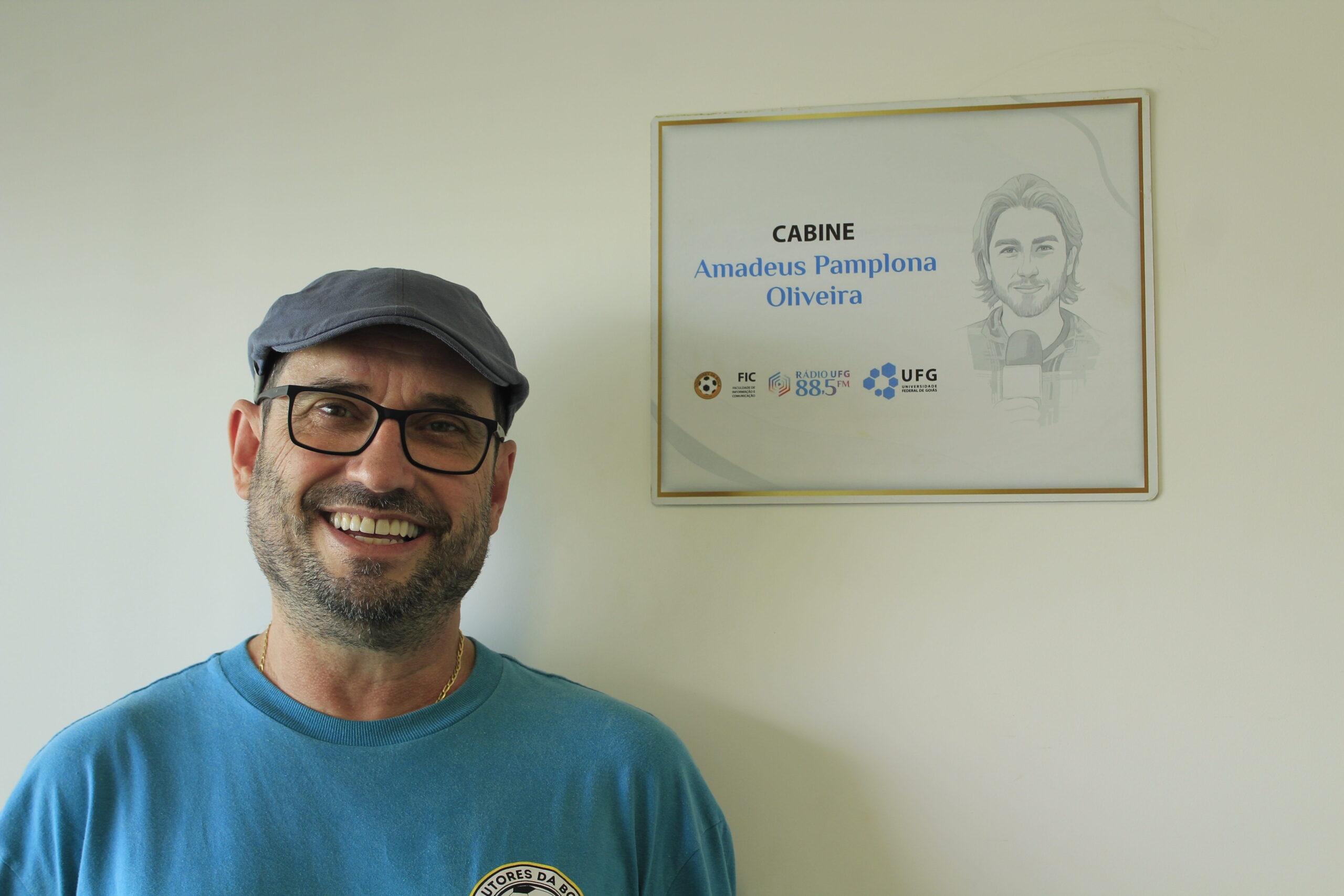 Doutores da Bola/Rádio UFG homenageia falecido aluno Amadeus Pamplona com cabine nomeada em sua memória