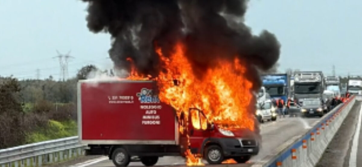 Gangue armada explode carro-forte em assalto na Itália. Confira o vídeo