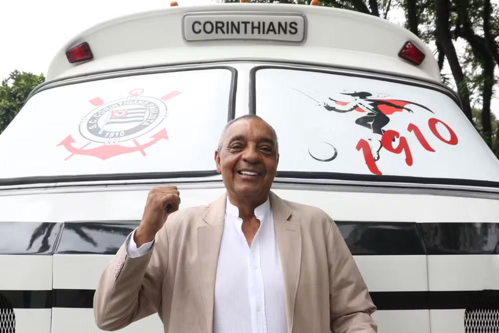 Corinthians presta homenagem a Basílio em Itaquera pelos seus 77 anos
