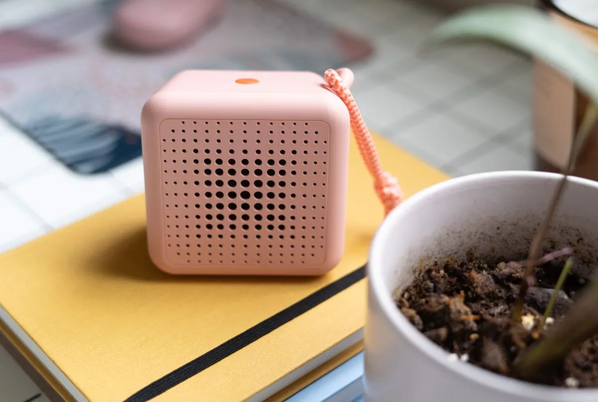 IKEA lança speaker Bluetooth Vappeby com design compacto e visual icônico