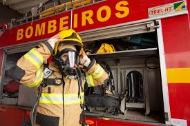 Incêndio destrói ônibus em galpão próximo a hospital em Goiânia