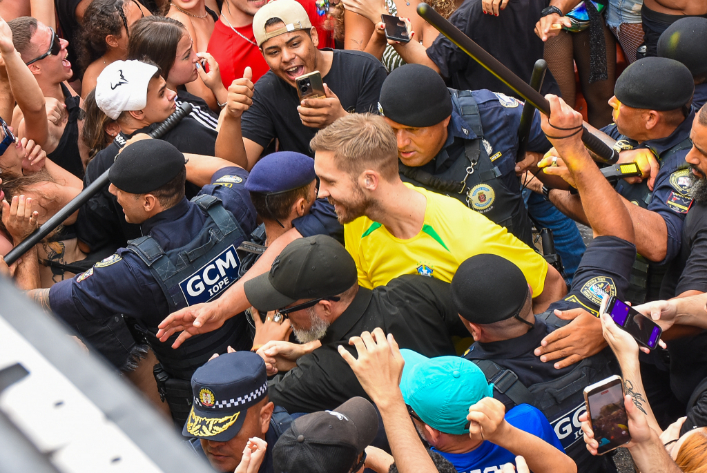 DJ Calvin Harris surge com camisa 'Calvinho' da seleção brasileira em bloco de São Paulo