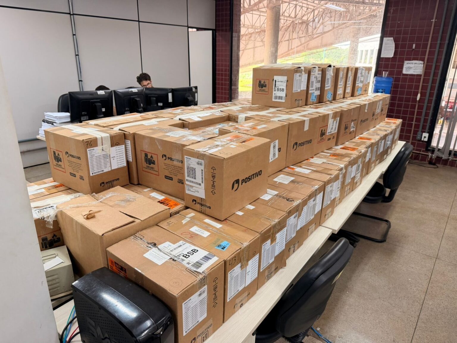 Prefeitura de Goiânia entrega 950 tablets a agentes de endemias para reforçar combate à dengue
