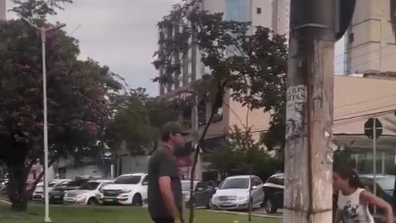 Homem tenta agredir idosa no centro de Goiânia em cena registrada em vídeo