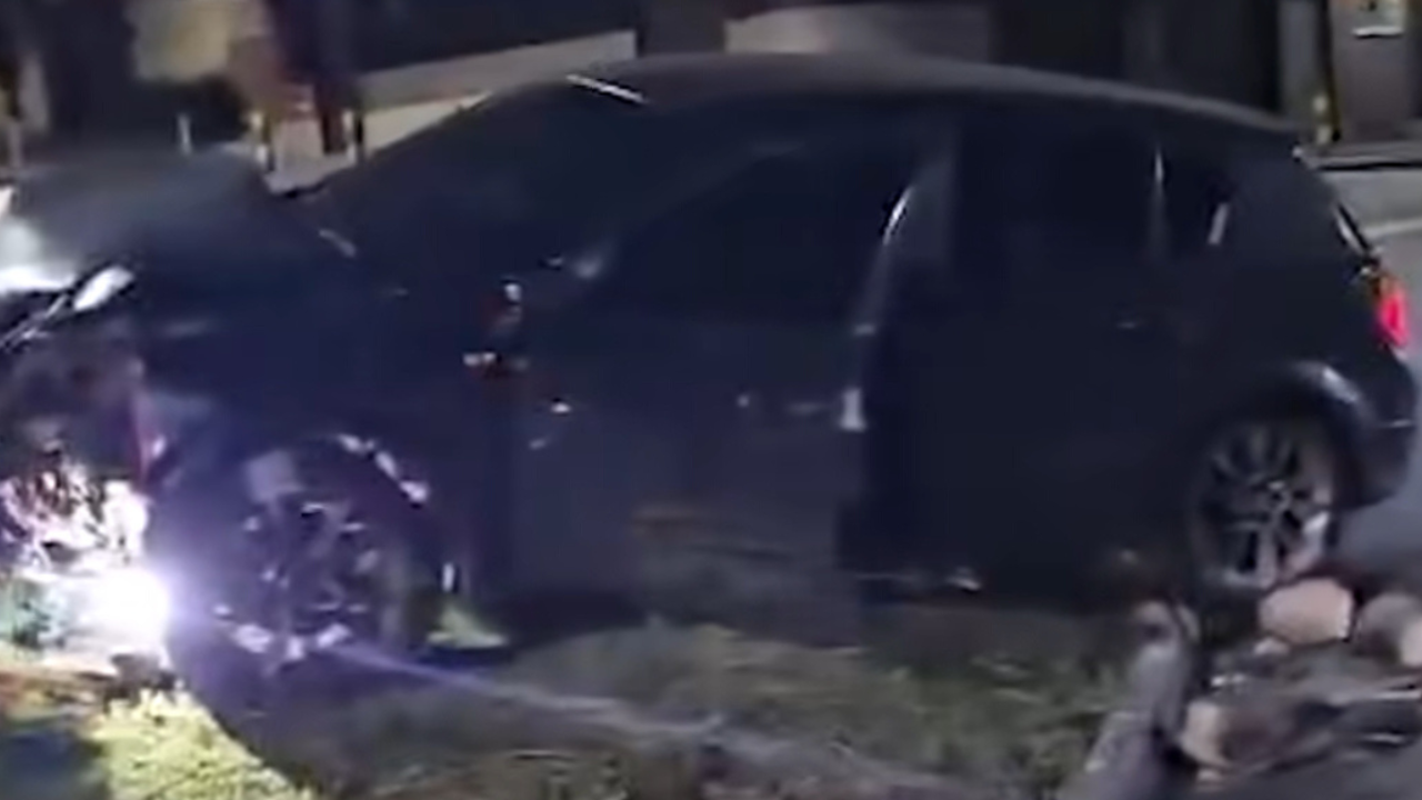 Jovem fica ferido após carro avançar sinal e bater em veículo de aplicativo em Anápolis