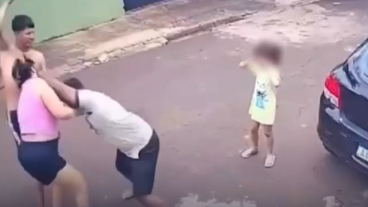 Filho enfrenta pai para defender mãe durante agressão em via pública; veja vídeo