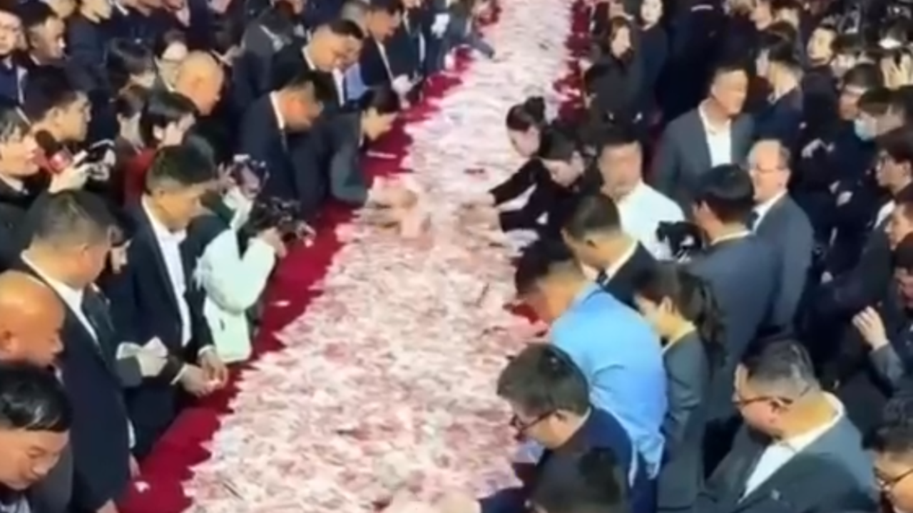 Empresa chinesa distribui R$ 134 milhões em dinheiro a funcionários. Veja vídeo