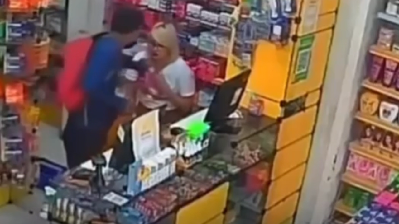 Atendente de farmácia é atingida por tiro de raspão durante assalto; veja vídeo