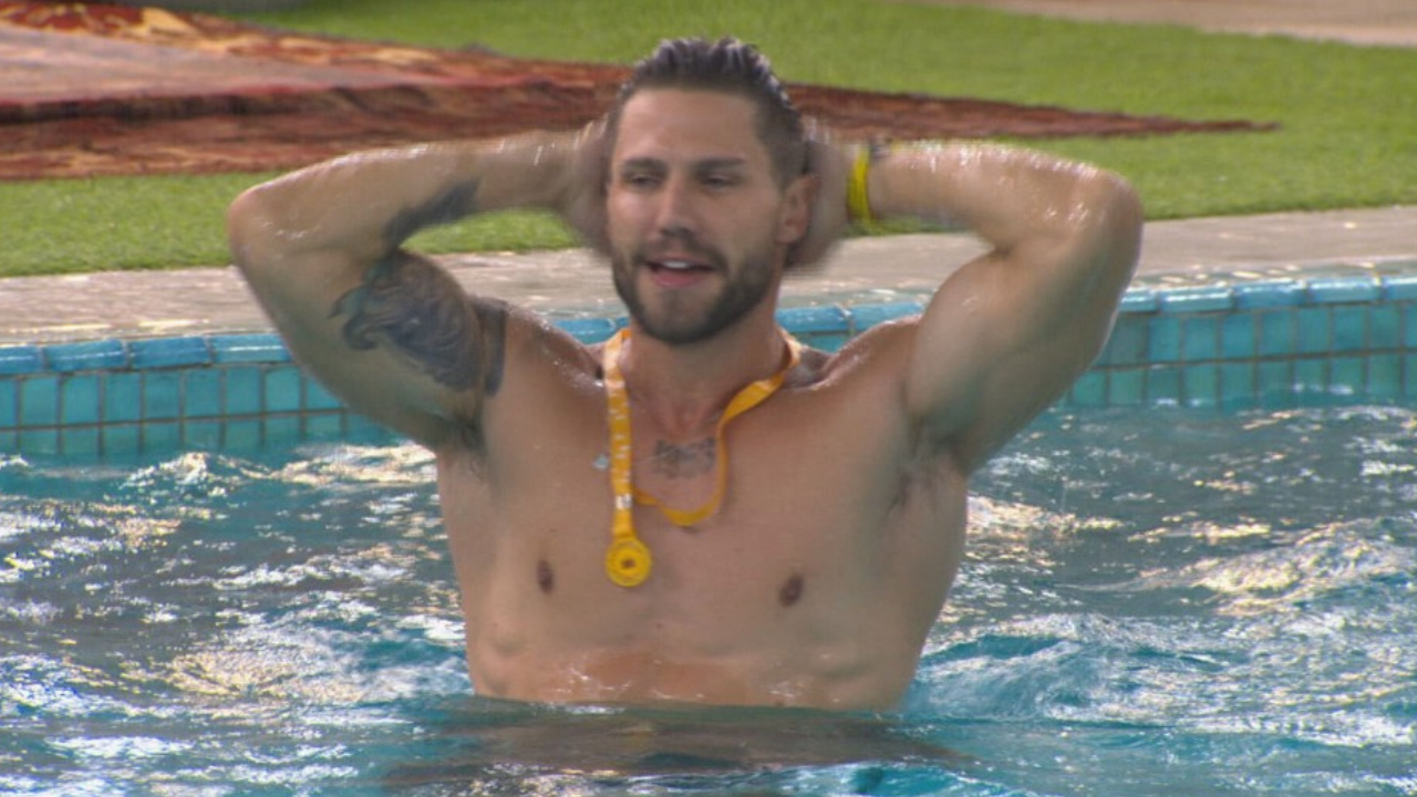 Vídeo: Jonas Sulzbach pula na piscina para comemorar liderança no BBB 26