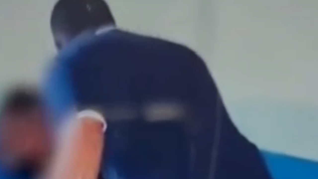 Funcionário de hospital joga água e dá tapas em morador de rua; veja vídeo