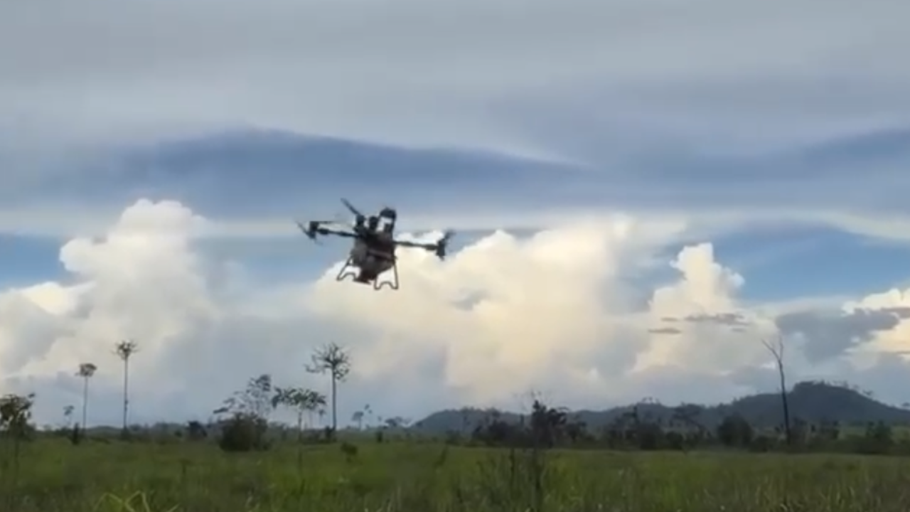 Vídeo mostra piloto voando em cima de drone agrícola em cena inédita