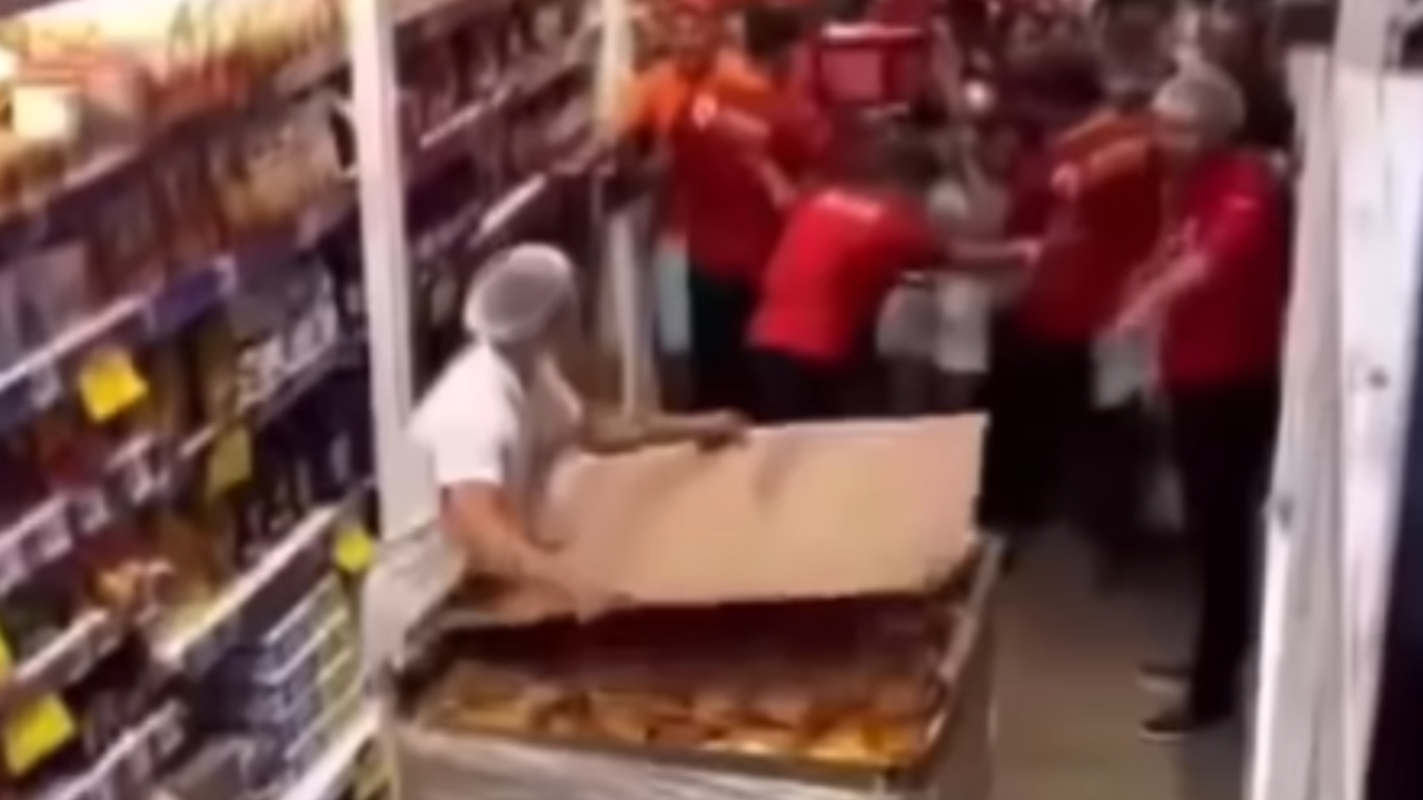 Promoção de macarrão a R$ 0,01 provoca correria em supermercado; veja vídeo