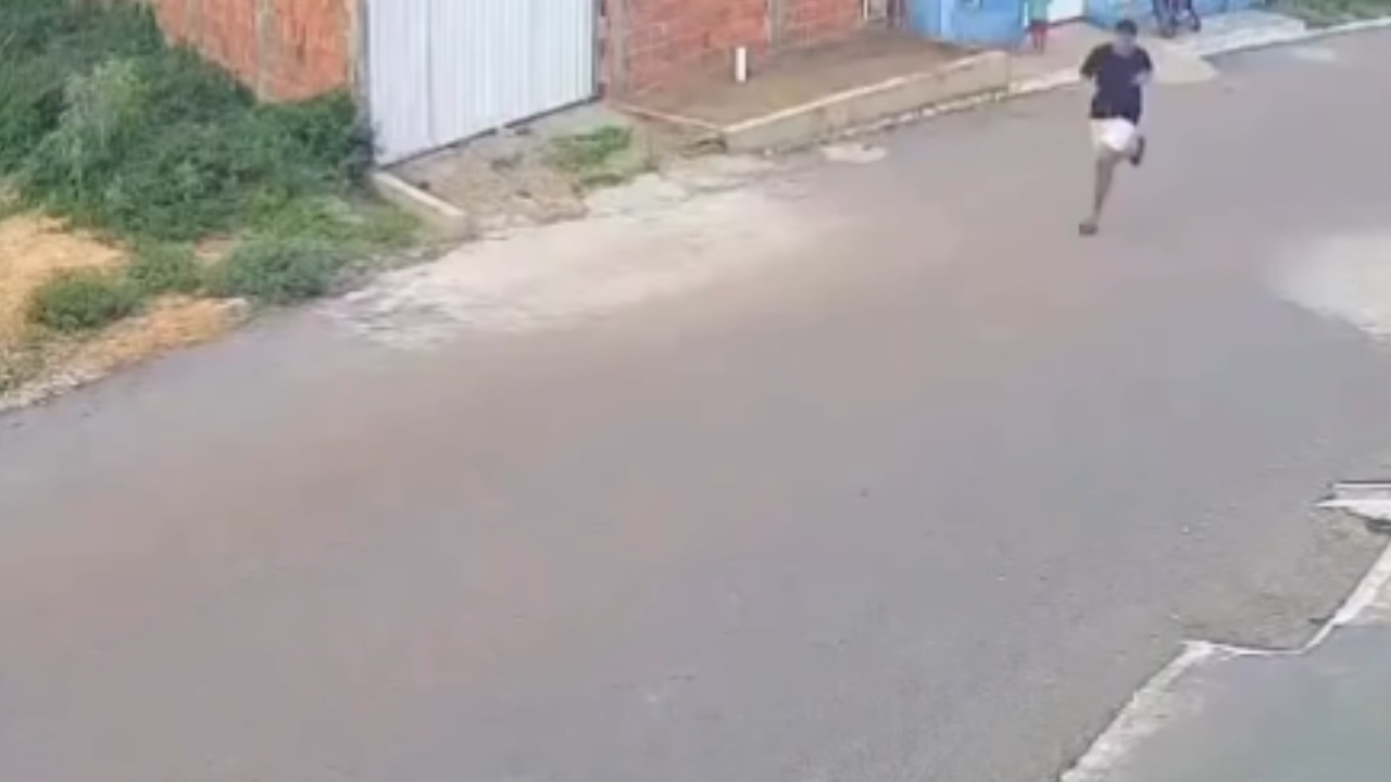 Vídeo: Homem é baleado em frente à própria casa após emboscada