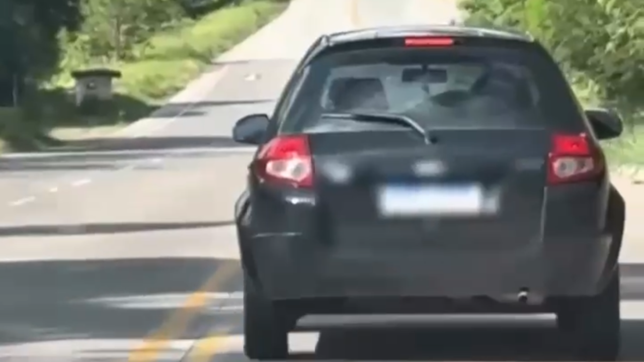 Casal faz algo inadequado dentro de carro e causa zigue-zague perigoso em rodovia; assista ao vídeo
