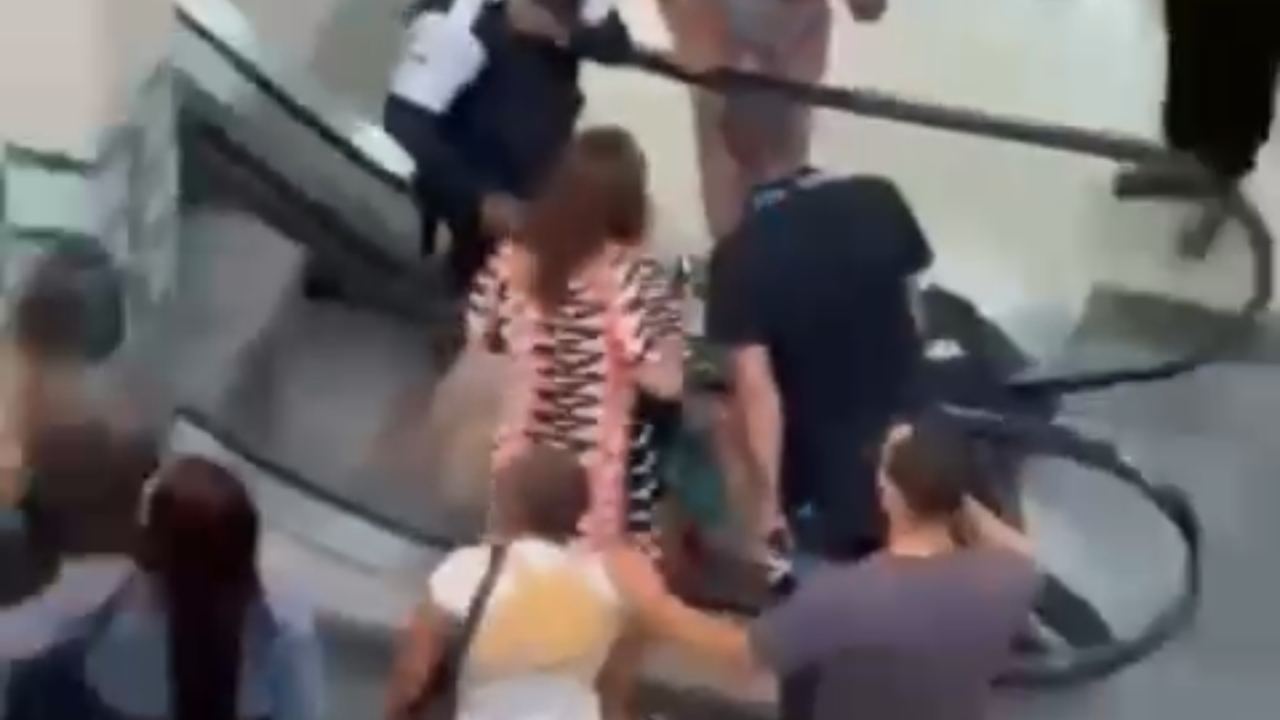 Vídeo: Mulher cai em escada rolante de shopping de Aparecida