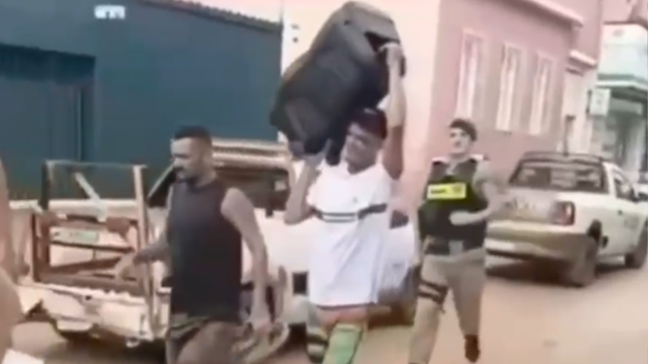 Homem tenta furtar caixa de som durante enchente em Ubá e é barrado por policiais; veja vídeo