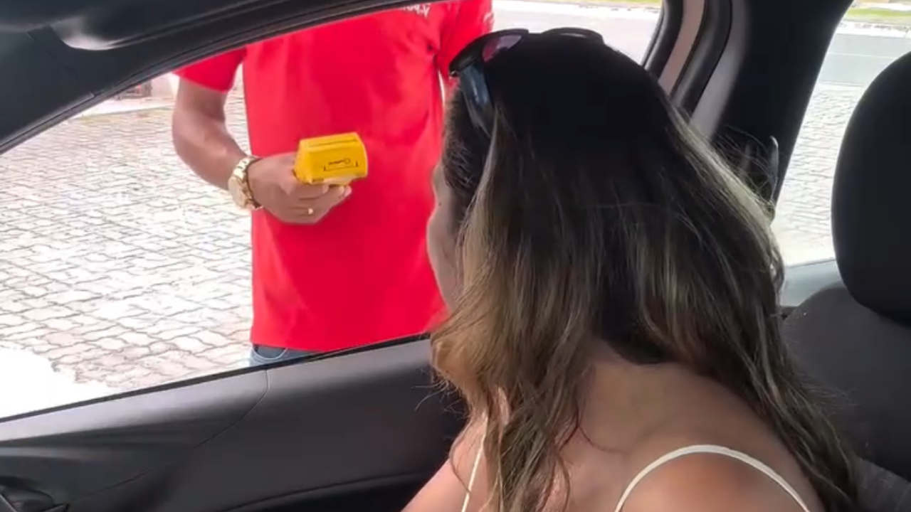 Influenciadora é ofendida em posto por mulher que criticou as roupas em nome da “família tradicional”