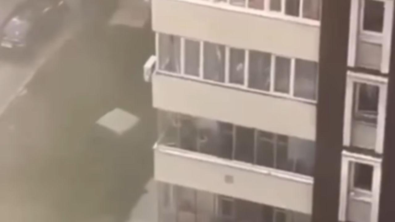 Vídeo: Adolescente salta primeiro e sobrevive a queda em resgate improvisado