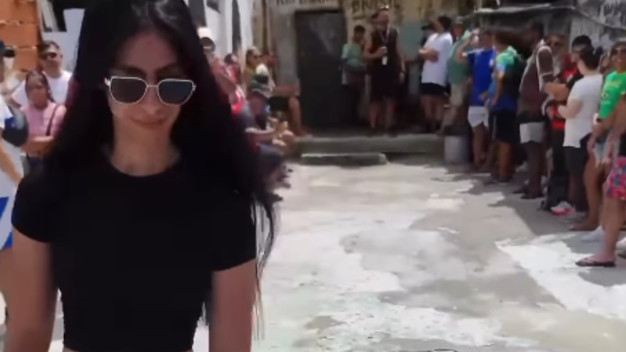 Vídeo: Turistas pagam até R$ 200 e enfrentam fila de horas para gravar na Rocinha