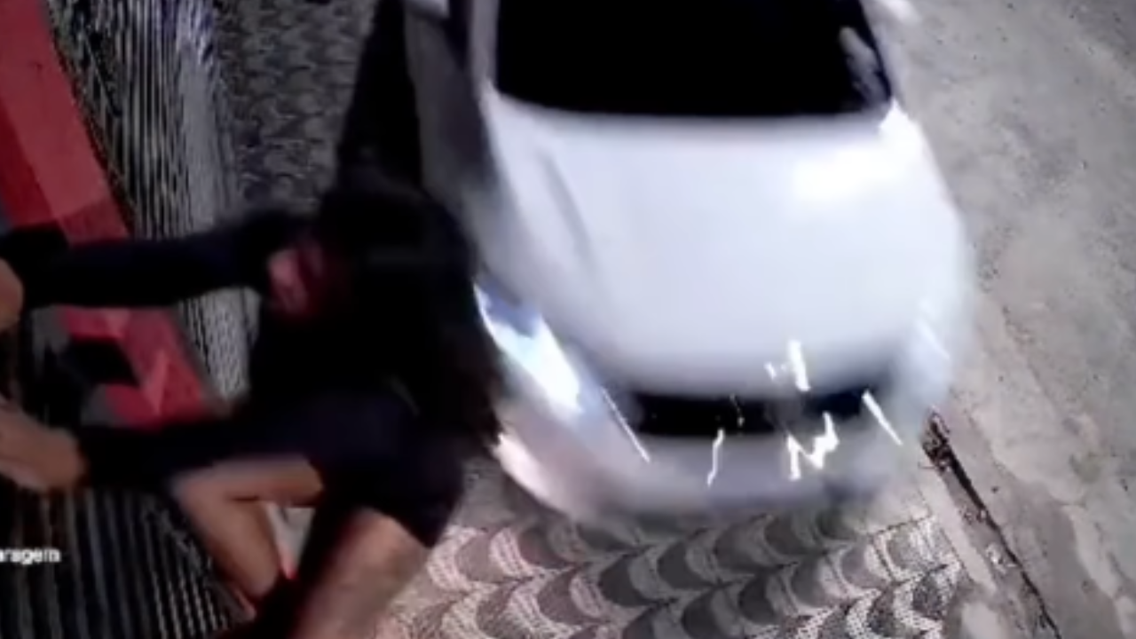 Vídeo: Jovem é morta após tentar escapar do namorado ao subir em portão