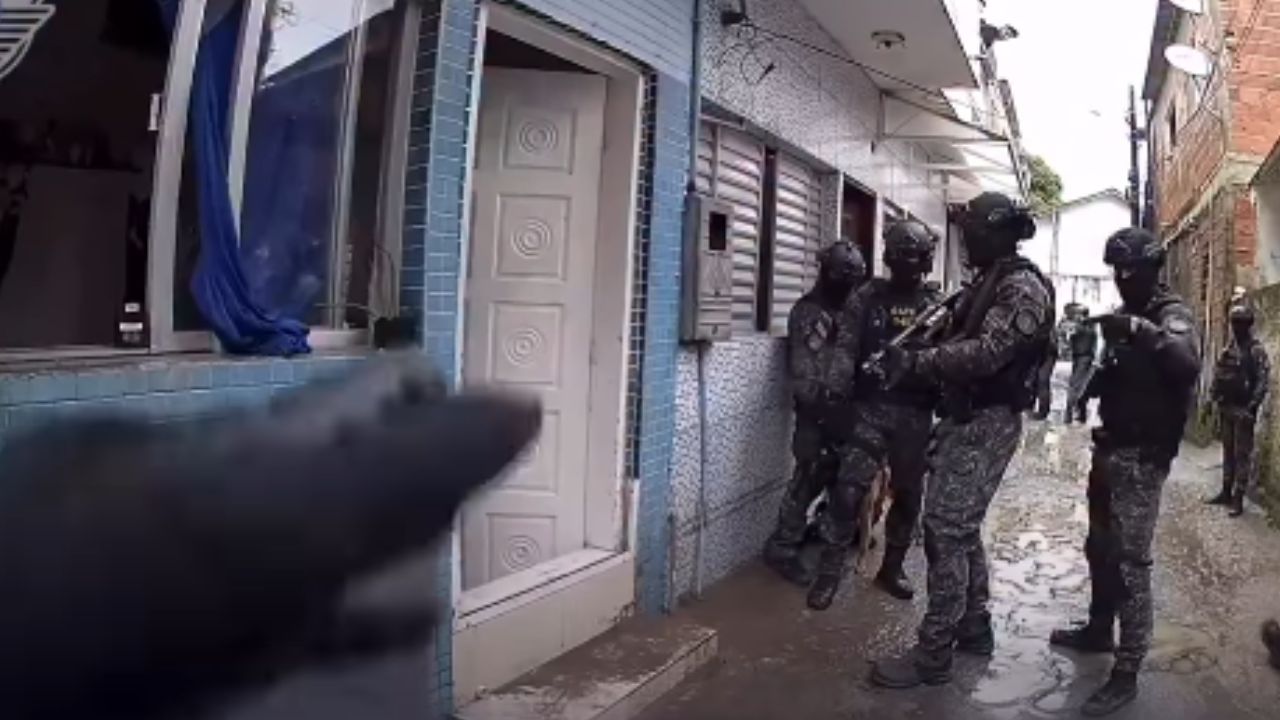 Vídeo: Operação do Gate termina com mulher libertada e agressor preso no litoral