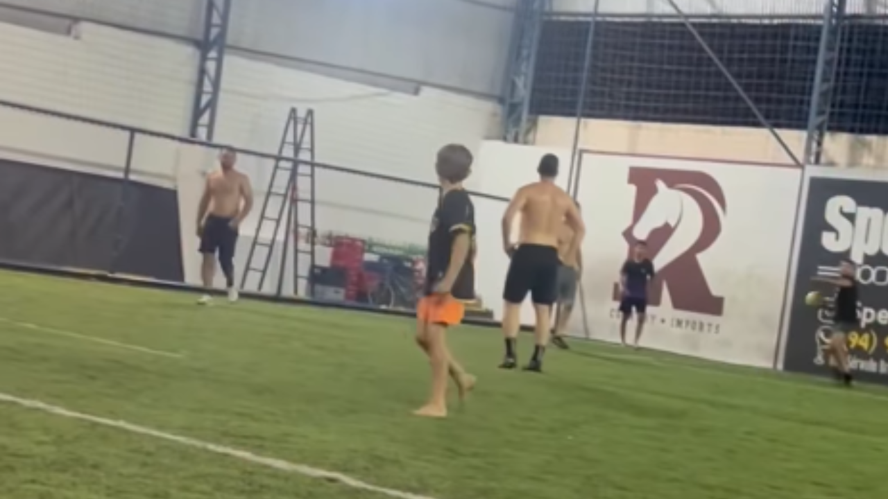 Vídeo: Pai se machuca, filho entra em campo e marca golaço que emociona torcida