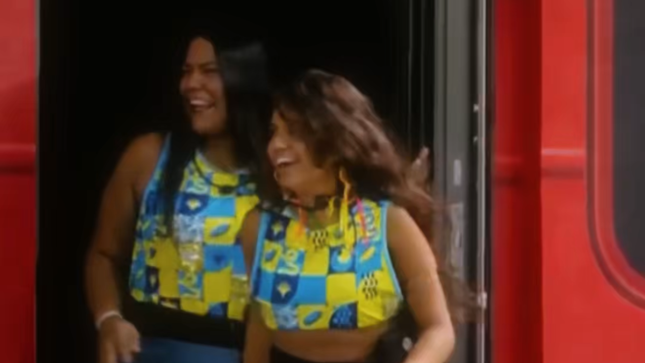 Vídeo: Após curtir Carnaval na Sapucaí, Chaiany e Gabriela retornam ao BBB 26