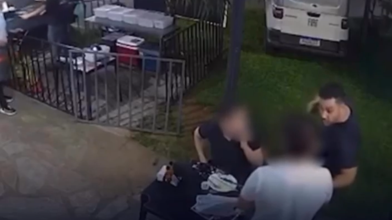 Servidor da PF é preso após ameaçar amigos com arma em bar; assista ao vídeo