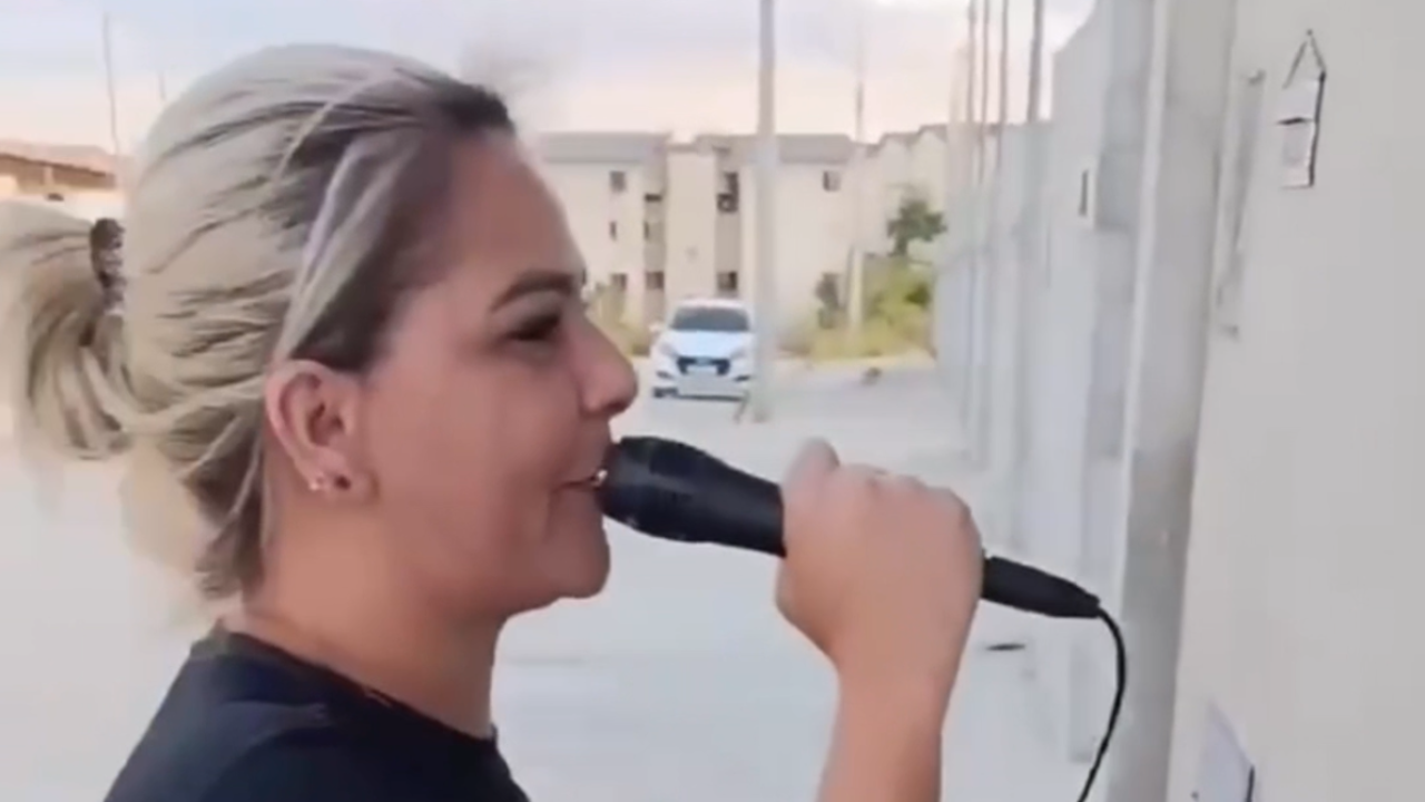 Vídeo: Cabeleireira vai à casa de cliente cobrar dívida e cena viraliza