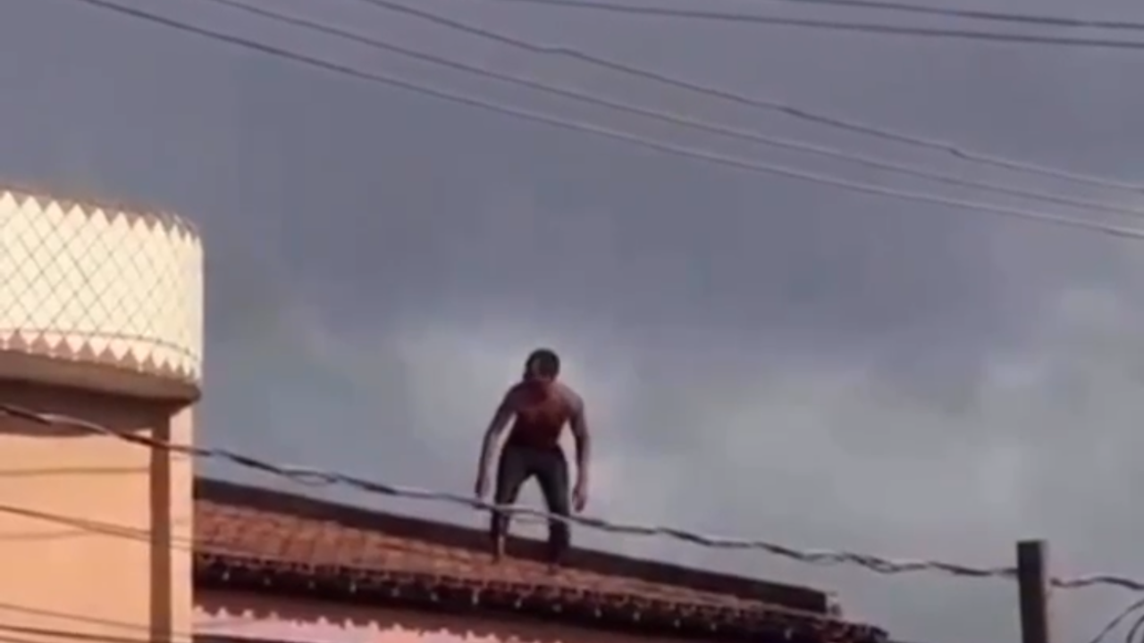 Homem mata três familiares e morre após confronto. Veja vídeo