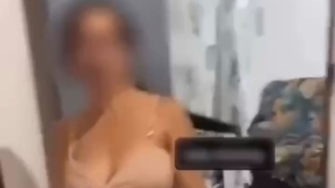 Homem é esfaqueado pela esposa dentro de casa após discussão; veja vídeo