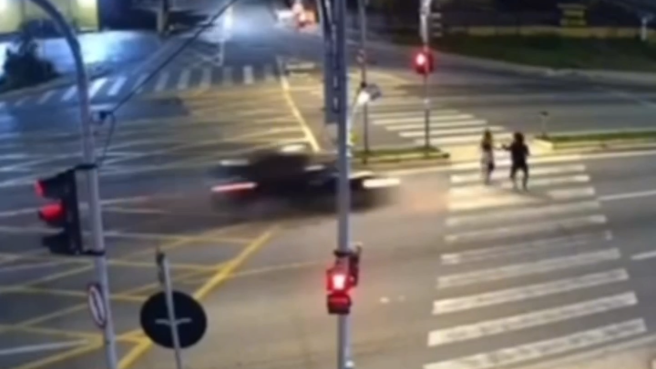 Vídeo: Motorista atropela dois jovens após furar sinal vermelho e foge sem prestar socorro