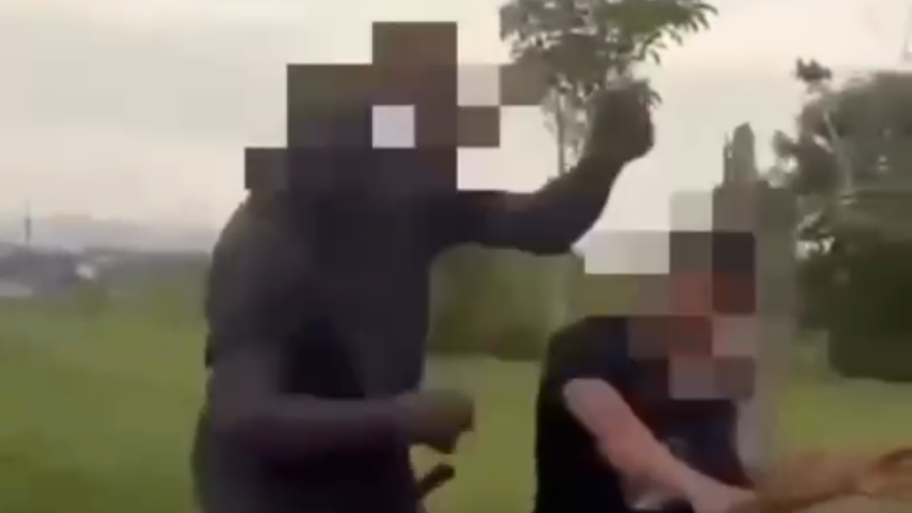 Idoso com facão ameaça grupo de jovens e é nocauteado por adolescente; veja vídeo