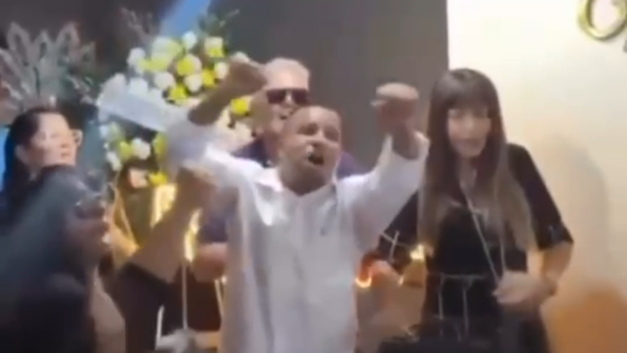Velório de Rejanne Fogo Puro tem louvores e dança em volta do caixão. Assista vídeo