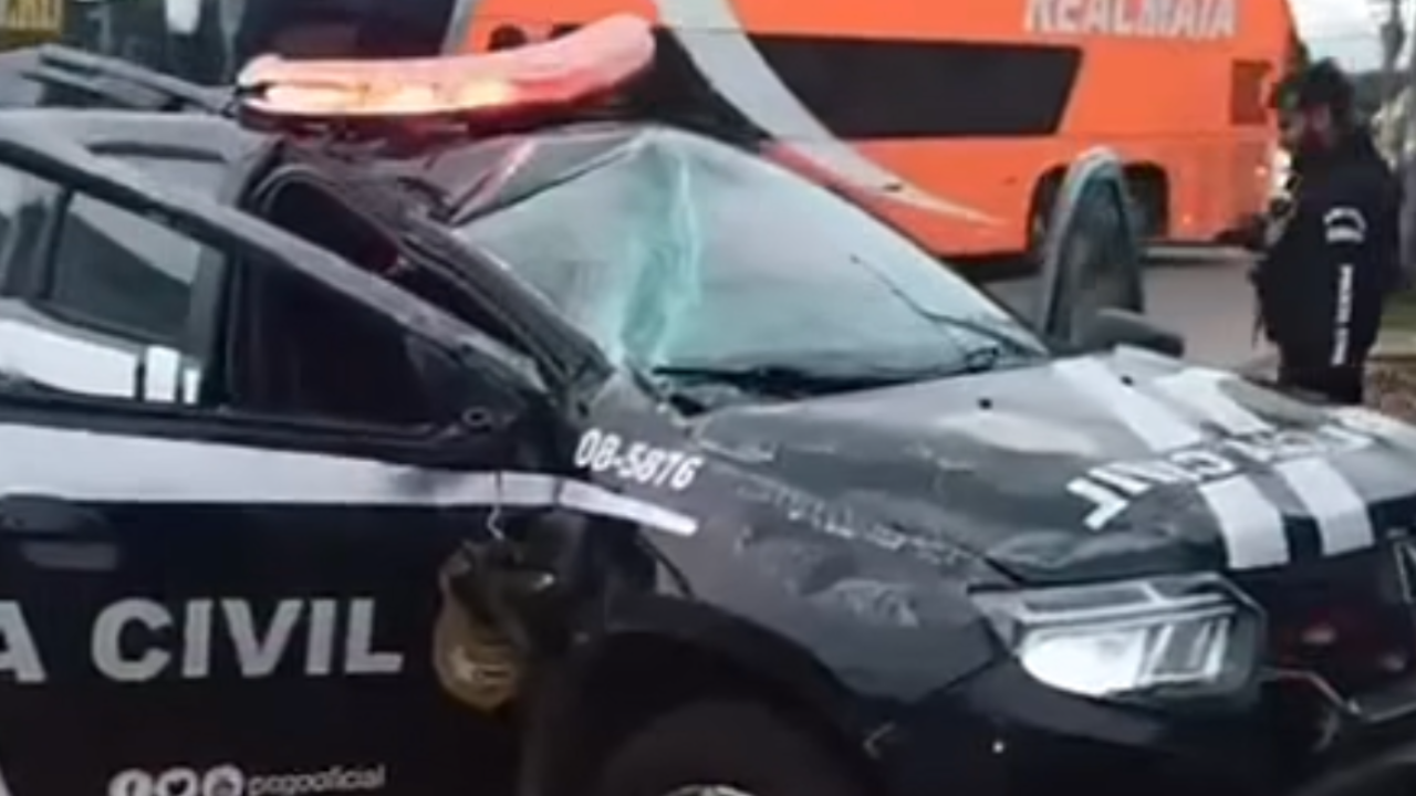 Acidente envolve viatura policial e três veículos em cruzamento Movimentado