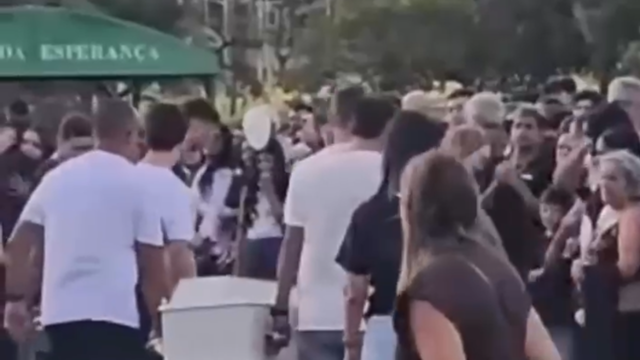 Corpo de Rodrigo Castanheira é enterrado sob forte comoção. Veja vídeo