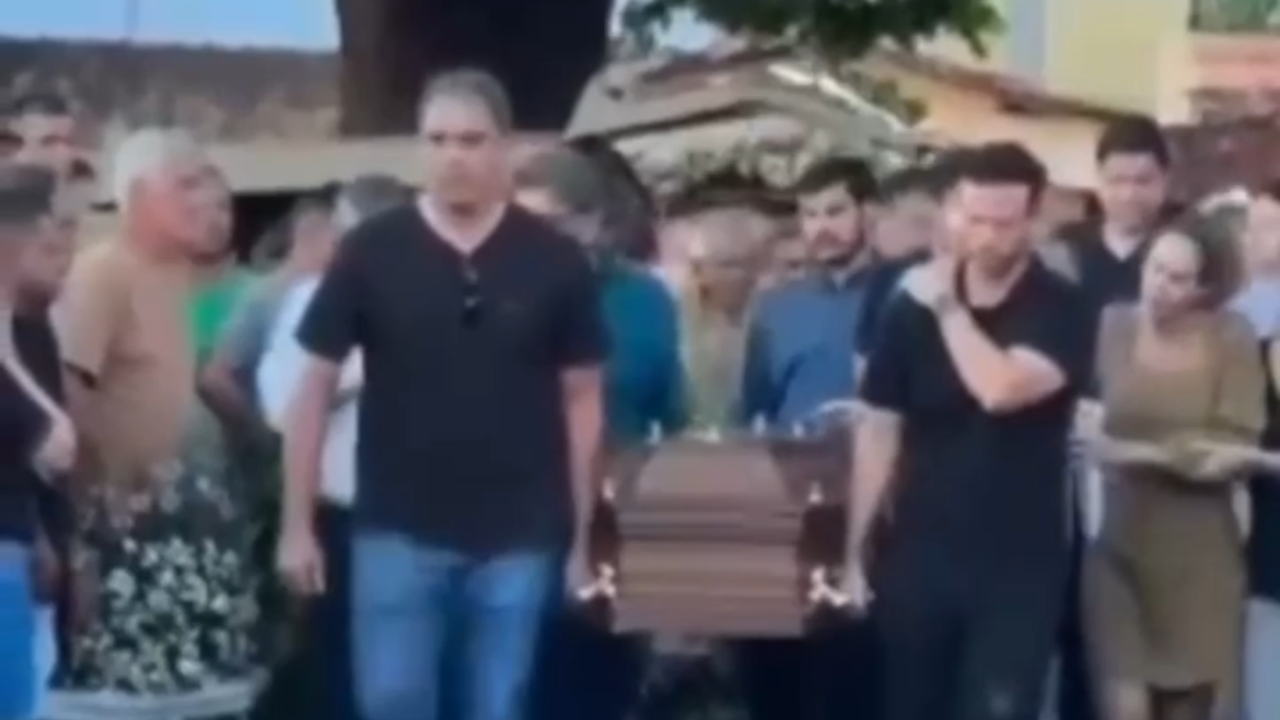 Mãe permanece ao lado do caixão de Miguel durante cortejo em Itumbiara; veja vídeo