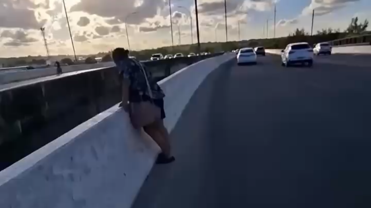 Criador de conteúdo impede tragédia ao ajudar senhora em viaduto; veja vídeo
