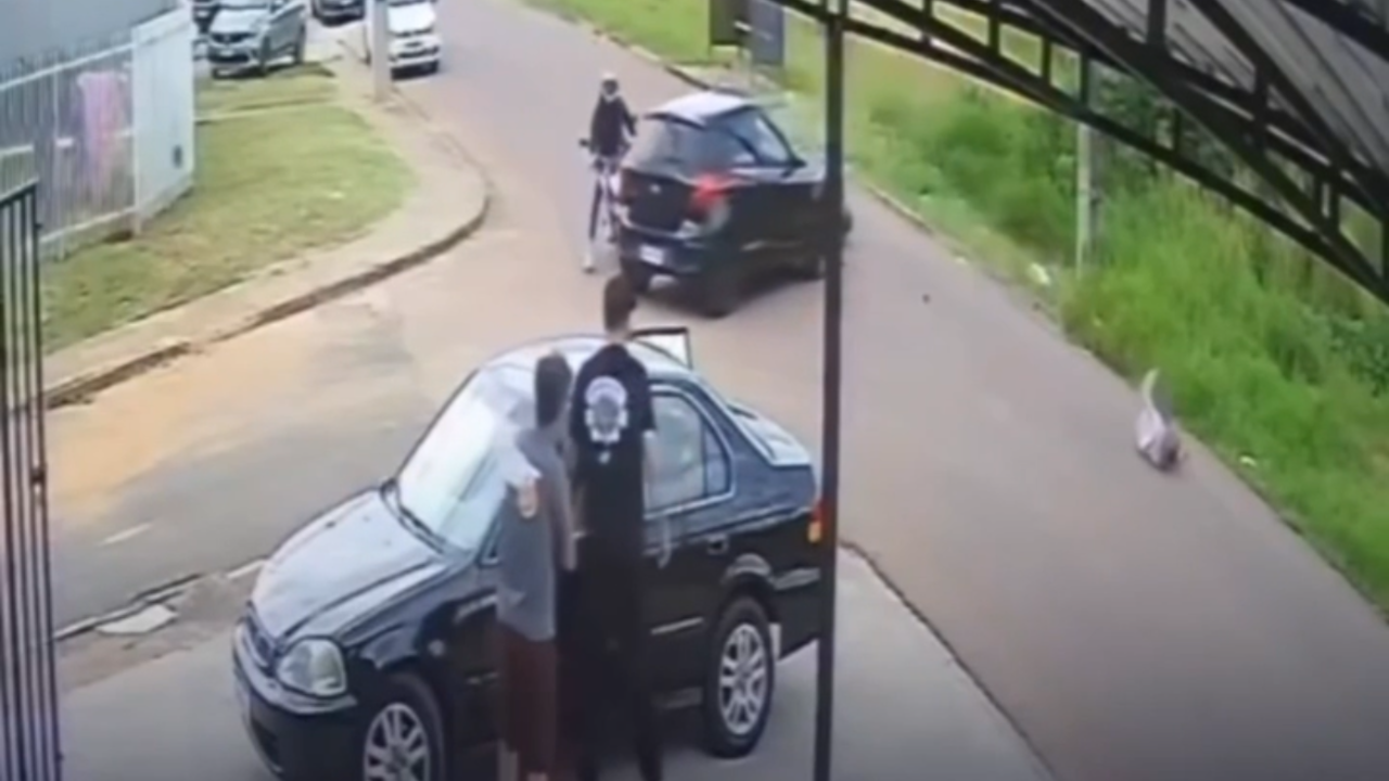 Motociclistas são arremessados após colisão em cruzamento; veja vídeo