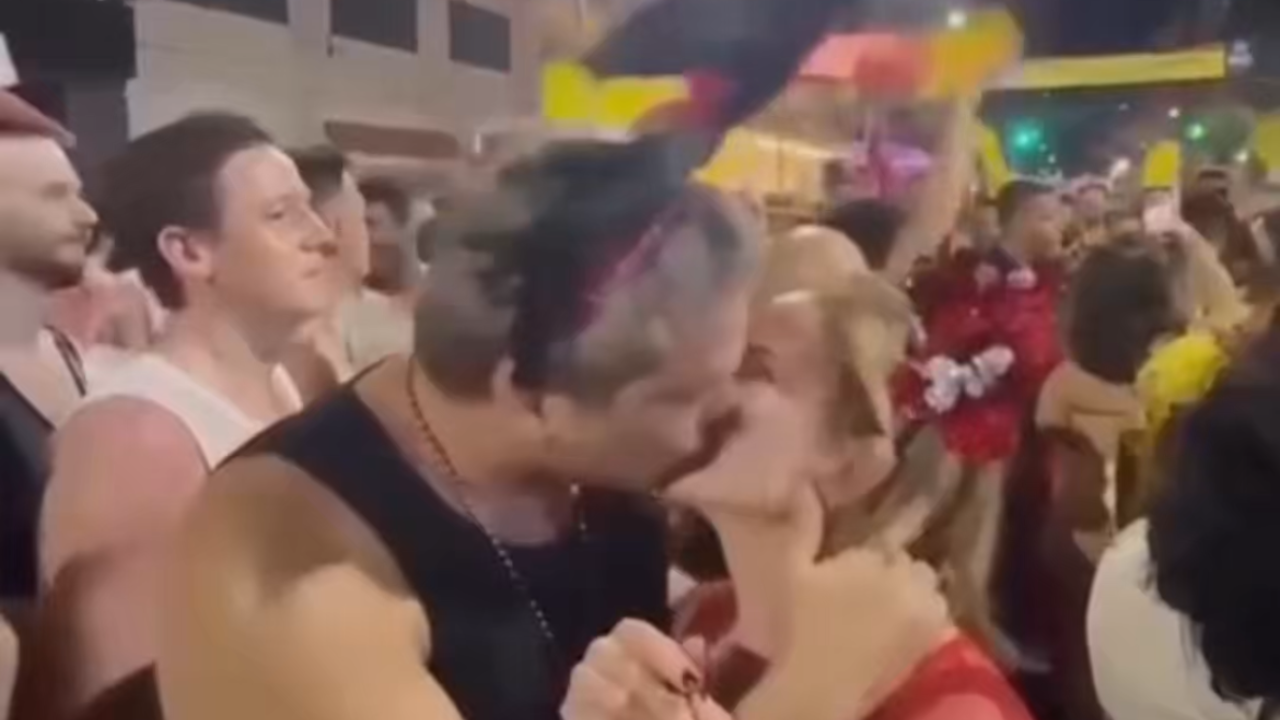Gleisi Hoffmann e Lindbergh trocam beijo em bloco de Carnaval; assista ao vídeo