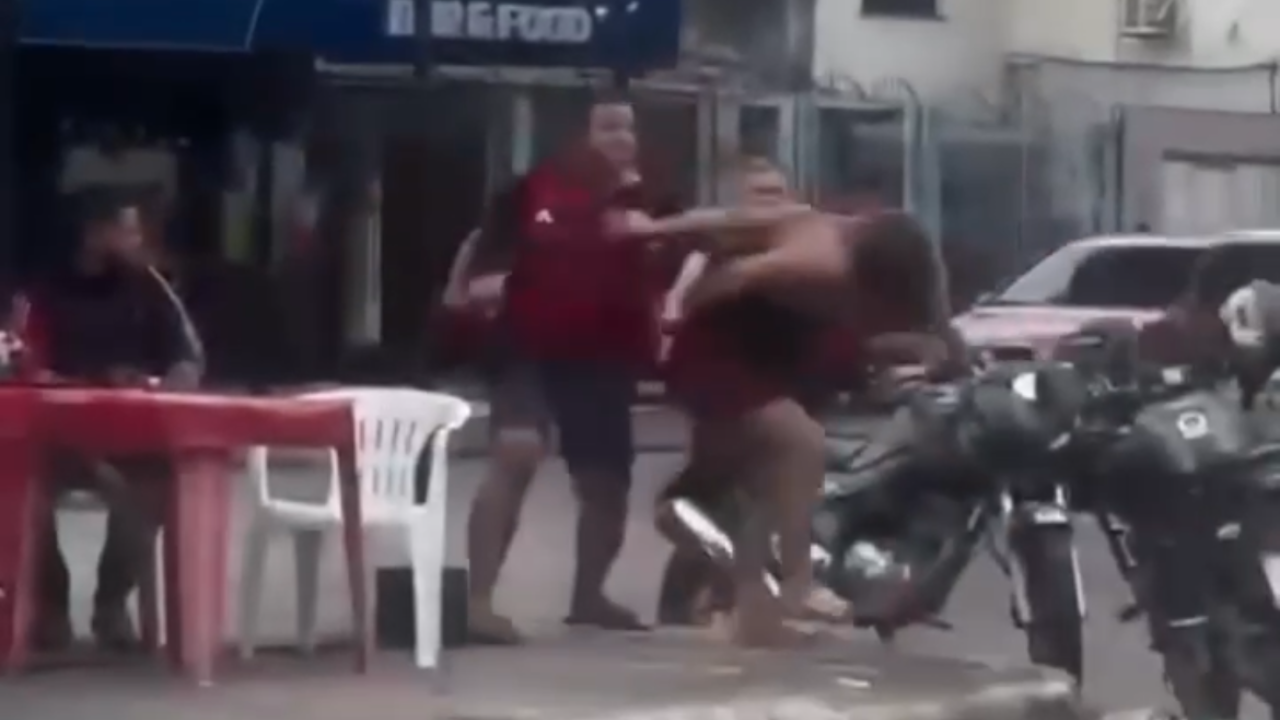 Vídeo: Homem agride mulher com socos e chutes em via pública
