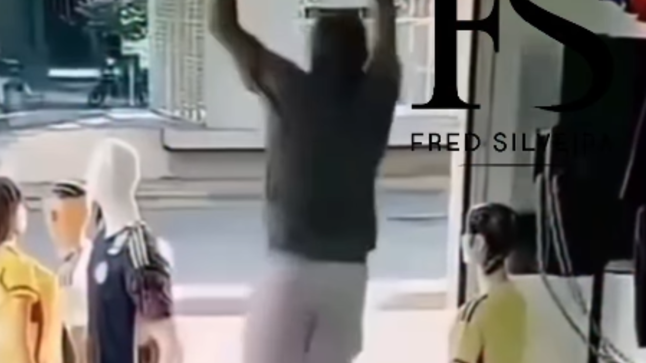 Vídeo: Dono de loja frustra tentativa de assalto e tranca suspeitos