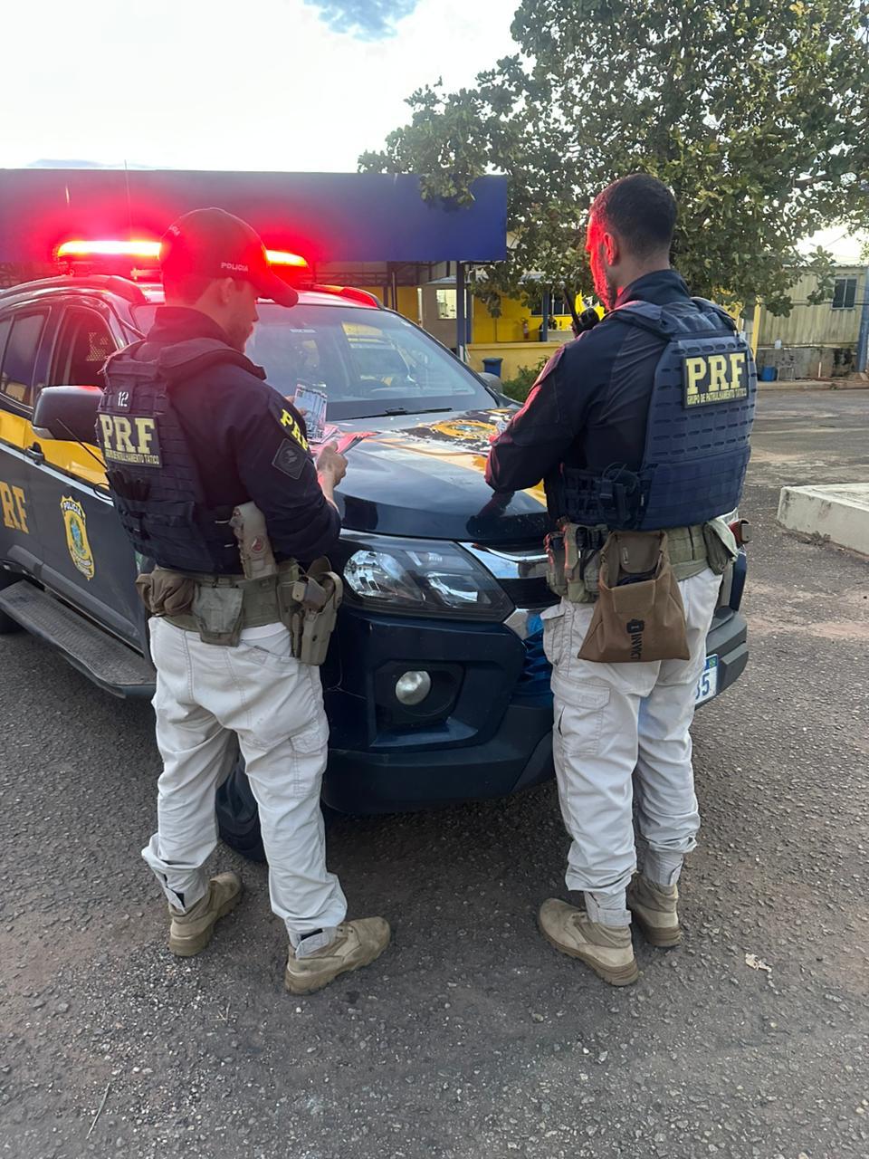 Veja PRF apreende R$ 30 mil em notas falsas escondidas em painel na BR-153