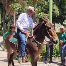 Caiado compartilha domingo de Carnaval em fazenda e mostra descanso ao lado da família