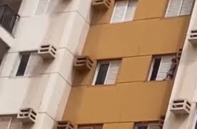 Criança é flagrada pendurada na janela do 8º andar em condomínio de Cuiabá